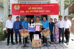 Công đoàn ngành Giáo dục Kiên Giang trao biển “Mái ấm Công đoàn” cho đoàn viên. (Ảnh: Lê Huy Hải/TTXVN)