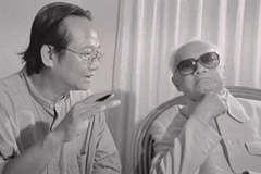 Cố đạo diễn, NSND Đào Trọng Khánh và cố Thủ tướng Phạm Văn Đồng. (Ảnh Nguyễn Đình Toán/Vietnam+)