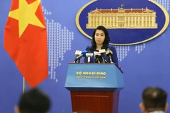 Người phát ngôn Bộ Ngoại giao Lê Thị Thu Hằng trả lời câu hỏi của phóng viên các cơ quan báo chí trong nước và quốc tế tại buổi họp báo ngày 17/10. (Ảnh: Dương Giang/TTXVN)