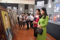 Các đại biểu tham quan phòng trưng bày. (Ảnh: Lê Thúy Hằng/TTXVN)