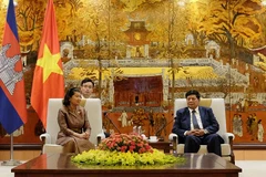 Phó Chủ tịch Ủy ban Nhân dân thành phố Hà Nội Nguyễn Quốc Hùng tiếp bà Men Sam An - Phó Thủ tướng Campuchia đang ở thăm Việt Nam. (Nguồn: hanoi.gov.vn)