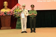 Thượng tướng Nguyễn Văn Thành, Thứ trưởng Bộ Công an trao quyết định của Bộ trưởng Bộ Công an cho Đại tá Vũ Hồng Văn. (Nguồn: congan.dongnai.gov.vn/)