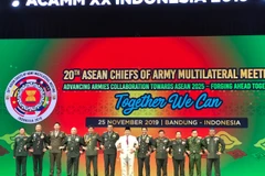 Các trưởng đoàn chụp ảnh chung. (Ảnh: Hữu Chiến/Vietnam+)