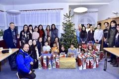 Hội người Việt Nam ở Brno và Nhóm từ thiện Hương Sen tặng quà tại Nhà trẻ mồ côi ở Brno. (Ảnh: Lê Huấn/Vietnam+)