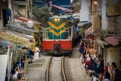 Càphê đường tàu tiềm ẩn nhiều nguy cơ đe dọa an toàn đường sắt. (Nguồn: Vietnam+)