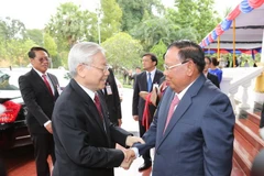 Tổng Bí thư, Chủ tịch nước Lào Bounhang Volachith đón Tổng Bí thư Nguyễn Phú Trọng trong chuyến thăm hữu nghị chính thức năm 2016. (Ảnh: Trí Dũng/TTXVN)