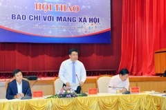 Nhà báo Mai Vũ Tuấn, Tỉnh ủy viên, Chủ tịch Hội Nhà báo, Giám đốc, Tổng Biên tập Trung tâm Truyền thông tỉnh Quảng Ninh báo cáo đề dẫn hội thảo.(Nguồn: baoquangninh.com.vn)