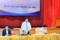 Nhà báo Mai Vũ Tuấn, Tỉnh ủy viên, Chủ tịch Hội Nhà báo, Giám đốc, Tổng Biên tập Trung tâm Truyền thông tỉnh Quảng Ninh báo cáo đề dẫn hội thảo.(Nguồn: baoquangninh.com.vn)