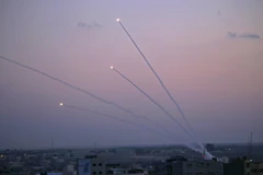 Một vụ phóng rocket từ Dải Gaza vào lãnh thổ Israel. (Nguồn: AFP)