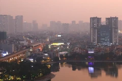 Bầu trời phía Nam Hà Nội mờ sương (ảnh chụp lúc 18 giờ ngày 21/11/2019). (Ảnh: Ngọc Hà/TTXVN)