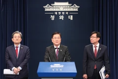 Ông Chung Eui-yong, Cố vấn An ninh Quốc gia Hàn Quốc (ở giữa) phát biểu tại buổi họp báo, ngày 10/11. (Nguồn: Yonhap)