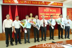 Lãnh đạo tỉnh chúc mừng các cán bộ được điều động bổ nhiệm. (Nguồn: Báo Đồng Nai)