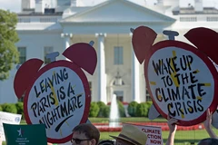 Biểu tình chống biến đổi khí hậu bên ngoài Nhà Trắng. (Nguồn: AP)