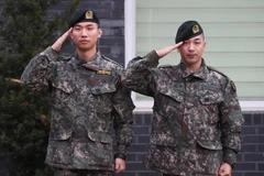 Hai thành viên nhóm nhạc nam Hàn Quốc Big Bang Daesung (trái) và Taeyang (phải) sau khi được xuất ngũ ngày 10/11/2019. (Nguồn: YONHAP/TTXVN)