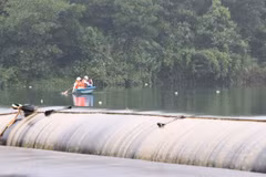 Túi lọc nước tại kênh dẫn nước vào nhà máy. (Ảnh: Thanh Hải/TTXVN)