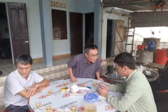 Công an Nghệ An (phải) làm việc với gia đình có người mất liên lạc trong quá trình vượt biên qua Anh ngày 22/10. (Nguồn: Báo Nghệ An)