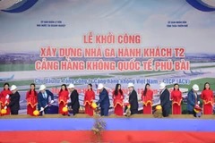 Các đại biểu thực hiện nghi thức khởi công. (Nguồn: thuathienhue.gov.vn)