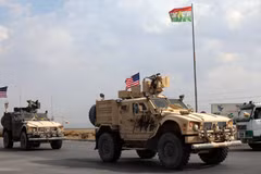 Đoàn xe của quân đội Mỹ di chuyển gần thị trấn Bardarash thuộc vùng Dohuk (Iraq) sau khi rút khỏi Syria, ngày 21/10/2019. (Nguồn: AFP/TTXVN)