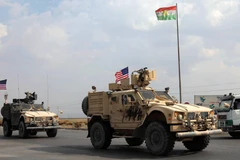 Đoàn xe của quân đội Mỹ di chuyển gần thị trấn Bardarash thuộc vùng Dohuk (Iraq) sau khi rút khỏi Syria, ngày 21/10/2019. (Nguồn: AFP/TTXVN)