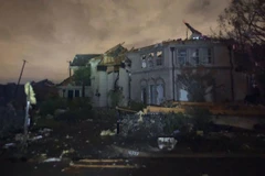 Một căn nhà bị tốc mái do bão ở Dallas, tối 20/10. (Nguồn: nbcdfw.com)