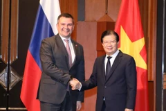 Phó Thủ tướng Trịnh Đình Dũng và Phó Thủ tướng Liên bang Nga Maxim Akimov tại phiên họp. (Ảnh: Văn Điệp/TTXVN)