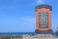 Nơi đặt bia di tích nơi cập bến tàu không số ở Lộ Diêu. (Nguồn: Báo Bình Định)