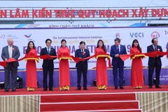 Phó Thủ tướng Trịnh Đình Dũng và các đại biểu cắt băng khai mạc triển lãm. (Ảnh: Danh Lam/TTXVN)