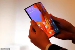 Điện thoại màn hình gập Huawei Mate X. (Nguồn: Reuters)