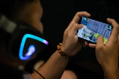Một người chơi game trực tuyến trên điện thoại di động ở Trung Quốc. (Nguồn: Getty Images)