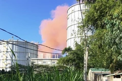 Khói bụi bất thường tại nhà máy Hòa Phát Dung Quất (Ảnh: Phước Ngọc/TTXVN)