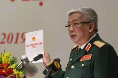 Thượng tướng Nguyễn Vịnh, Thứ trưởng Bộ Quốc phòng giới thiệu nội dung Sách trắng Quốc phòng và cuốn Sách ảnh. (Ảnh: Dương Giang/TTXVN)