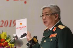 Thượng tướng Nguyễn Vịnh, Thứ trưởng Bộ Quốc phòng giới thiệu nội dung Sách trắng Quốc phòng và cuốn Sách ảnh. (Ảnh: Dương Giang/TTXVN)