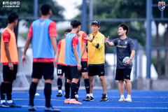 Huấn luyện viên Nishino và các học trò trên sân tập. (Nguồn: Changsuek)