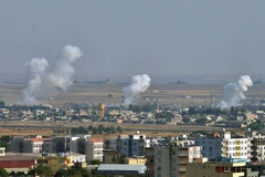 Khói bốc lên từ thành phố Ras al-Ain (Syria) sau cuộc tấn công của Thổ Nhĩ Kỳ nhằm vào lực lượng người Kurd, ngày 12/10/2019. (Nguồn: THX/TTXVN)