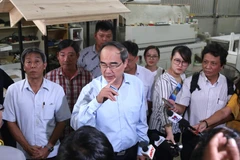 Bí thư Thành ủy Thành phố Hồ Chí Minh Nguyễn Thiện Nhân kiểm tra công trình xây dựng không phép tại phường Hiệp Bình Chánh, quận Thủ Đức. (Ảnh: Trần Xuân Tình/TTXVN)