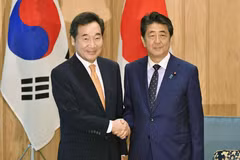 Thủ tướng Nhật Bản Shinzo Abe hội đàm với người đồng cấp Hàn Quốc Lee Nak Yon, ở Tokyo, ngày 24/10. (Nguồn: Reuters)
