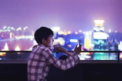 Một người dùng điện thoại di động ở Thượng Hải, Trung Quốc. (Nguồn: Getty Images)