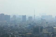 Hiện tượng bụi mịn, sương mù quang học gây ô nhiễm không khí ở Hà Nội lại có xu hướng trở lại. (Ảnh: Thành Đạt/TTXVN)