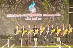 Đại diện Ban tổ chức Liên hoan tặng hoa Ban giám khảo. (Ảnh: Nguyễn Dũng/TTXVN)
