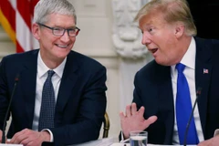 Tổng thống Mỹ Donald Trump và CEO Apple Tim Cook. (Nguồn: Getty Images)