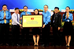 Ban thường vụ Thành ủy Thành phố Hồ Chí Minh trao bảng đồng về các giá trị hình mẫu thanh niên. (Ảnh: Thành Chung/TTXVN)
