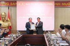 Ông Phạm Minh Chính, Ủy viên Bộ Chính trị, Bí thư Trung ương Đảng, Trưởng Ban Tổ chức Trung ương trao quyết định bổ nhiệm của Ban Bí thư Trung ương Đảng cho ông Quản Minh Cường. 