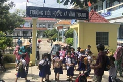 Tạm thời không cho đứng lớp giáo viên ném vở học sinh xuống nền gạch