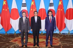 Thủ tướng Trung Quốc Lý Khắc Cường (giữa), Thủ tướng Nhật Bản Shinzo Abe (phải) và Tổng thống Hàn Quốc Moon Jae-in trong cuộc hội đàm ba bên tại Thành Đô, Trung Quốc, ngày 24/12. (Nguồn: Yonhap/ TTXVN)