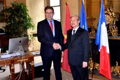 Ông Trần Quốc Vượng, Ủy viên Bộ Chính trị, Thường trực Ban Bí thư hội kiến với Phó Chủ tịch thứ nhất Thượng viện Pháp Phillipe Dallier. (Ảnh: Toàn Trí/TTXVN)