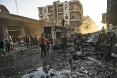 Lực lượng an ninh điều tra tại hiện trường các vụ đánh bom liên hoàn ở thành phố Qamishli tỉnh Hasakah, miền Đông Bắc Syria ngày 11/11/2019. (Nguồn: AFP/TTXVN)