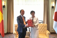 Thứ trưởng Võ Tuấn Nhân, Trưởng đoàn công tác của Việt Nam tham dự Hội nghị Bộ trưởng môi trường ASEAN lần thứ 15 (AMME 15) họp song phương với bà Yubari Sato, Quốc vụ khanh Bộ Môi trường Nhật Bản. (Ảnh: Minh Hưng/Vietnam+)
