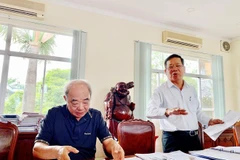 Buổi công khai xin lỗi ông Bùi Mạnh Lân và ông Phạm Văn Hướng. (Ảnh: Nguyễn Văn Việt/TTXVN)