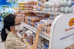 Người dân Thành phố Hồ Chí Minh mua sắm thực phẩm thiết yếu. (Ảnh: TTXVN phát)