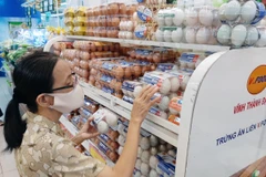 Người dân Thành phố Hồ Chí Minh mua sắm thực phẩm thiết yếu. (Ảnh: TTXVN phát)